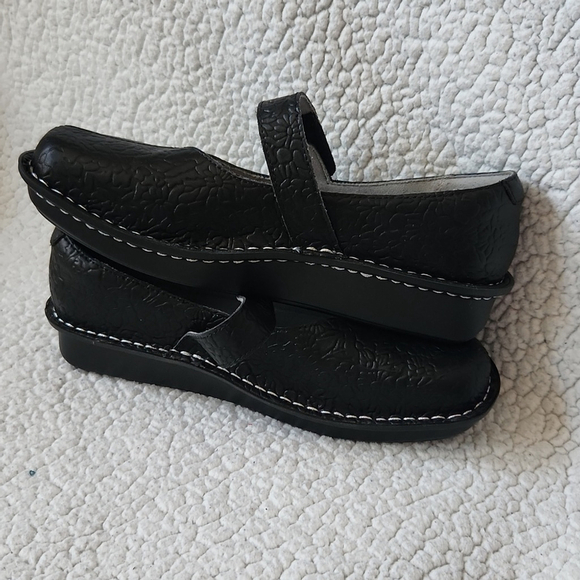 Alergia Black Floral Embossed Leather Mary Jane Style Platform Clogs Shoes - Picture 7 of 11